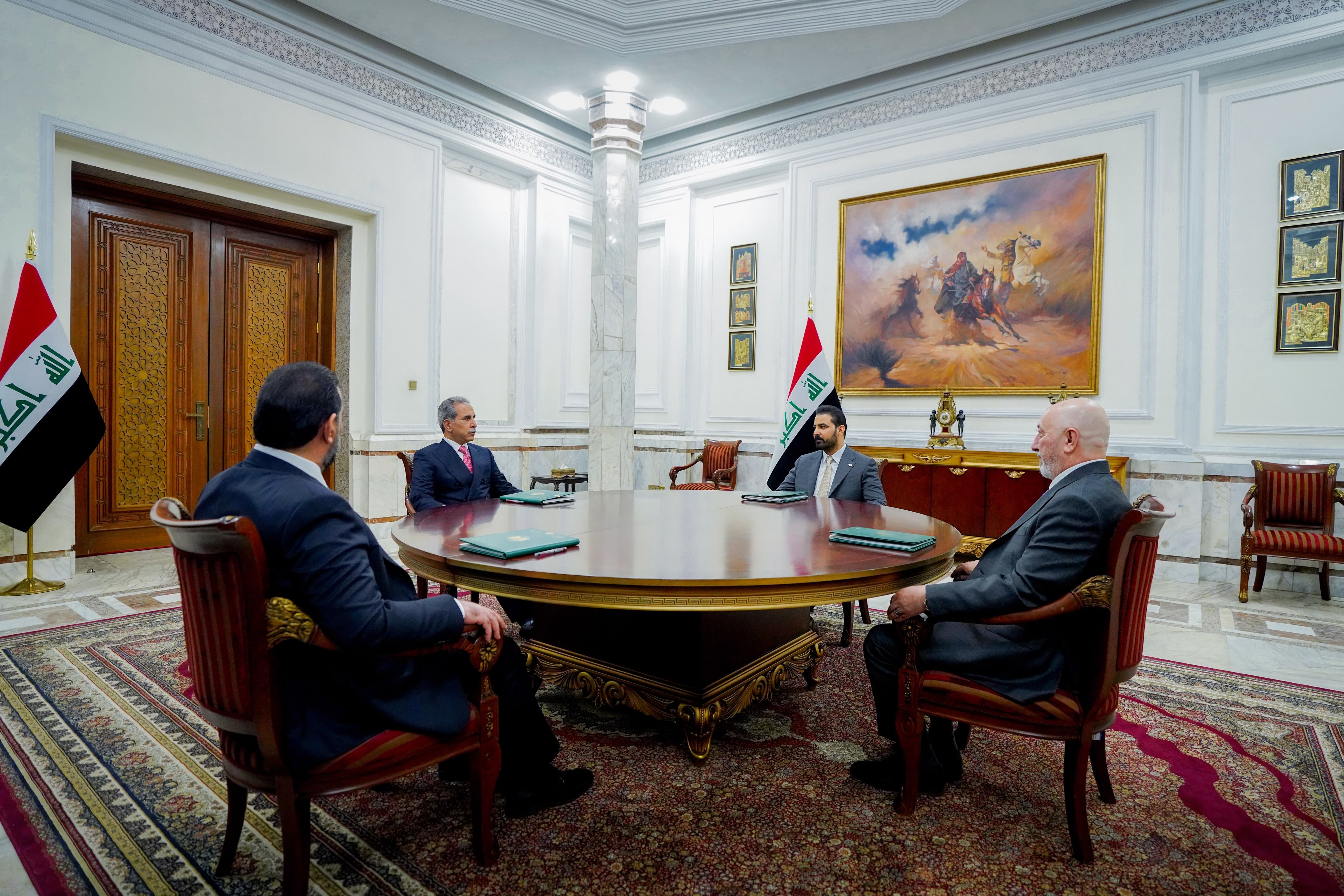 الرئاسات الثلاث تؤكد حصر السلاح بيد الدولة وتدعو إلى الإسراع باستكمال الكابينة الوزارية