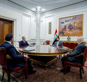 الرئاسات الثلاث تؤكد حصر السلاح بيد الدولة وتدعو إلى الإسراع باستكمال الكابينة الوزارية