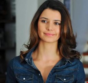 قضايا المخدرات في تركيا.. حقيقة اعتقال بيرين سات نجمة «العشق الممنوع»