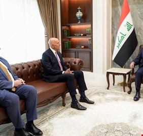 فائق زيدان يبحث مع المبعوث الرئاسي الأمريكي تعزيز التعاون ويؤكد أهمية دعم سيادة القانون