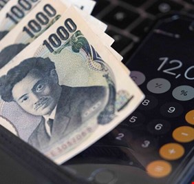 الين الياباني قرب أدنى مستوى في 40 عاما