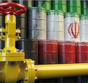إيران تخفض أسعار النفط لجذب المشترين بعد استئناف التصدير عبر مضيق هرمز