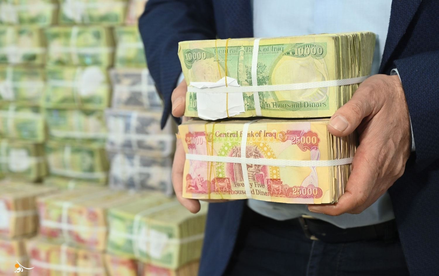 معارض كردي يدعو النزاهة إلى التحقيق في استقطاعات رواتب موظفي إقليم كردستان