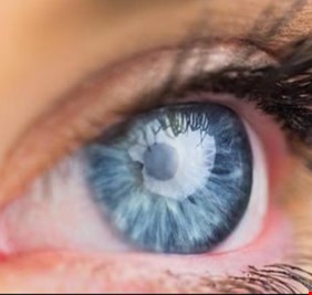 ومضات وبقع أمام العين قد تكون جرس إنذار.. خبراء يحذرون من تجاهلها