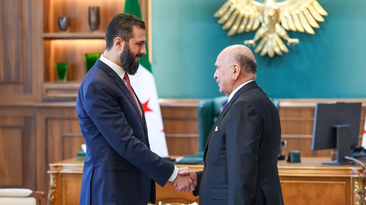فؤاد حسين يبحث في دمشق مع الرئيس السوري المؤقت تعزيز التنسيق بين البلدين لمواجهة التحديات المشتركة