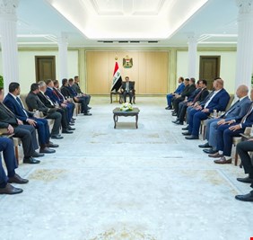 السوداني يؤكد دعم الإجراءات القضائية وتمكين الشباب خلال لقائه وفداً من حزب الفراتين