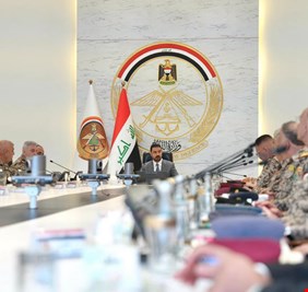 رئيس الوزراء يصادق على جدول ترقيات الضباط ويؤكد حصر السلاح بيد الدولة ومكافحة الفساد