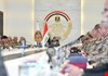رئيس الوزراء يصادق على جدول ترقيات الضباط ويؤكد حصر السلاح بيد الدولة ومكافحة الفساد