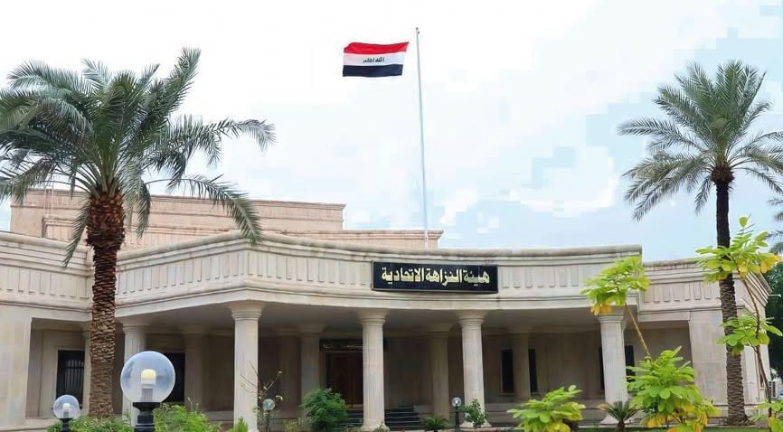 النزاهة تضبط مسؤولين في كهرباء الديوانية دفعا مبالغ مالية لقاء منحهما مناصب حكومية