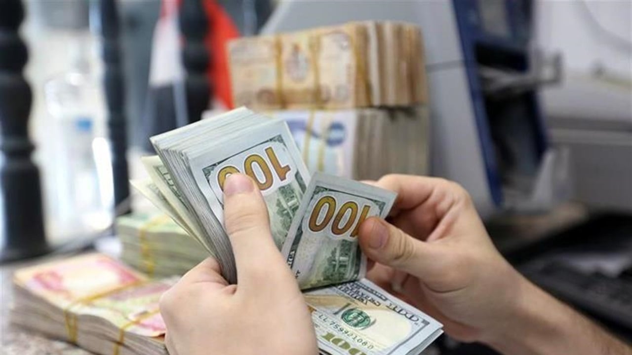 البنك المركزي يوضح بشأن تخفيض حصة المسافرين من الدولار