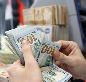 البنك المركزي يوضح بشأن تخفيض حصة المسافرين من الدولار
