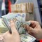 البنك المركزي يوضح بشأن تخفيض حصة المسافرين من الدولار