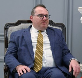 واشنطن تصعد رسائلها إلى بغداد: لا شراكة مع وجود السلاح خارج الدولة