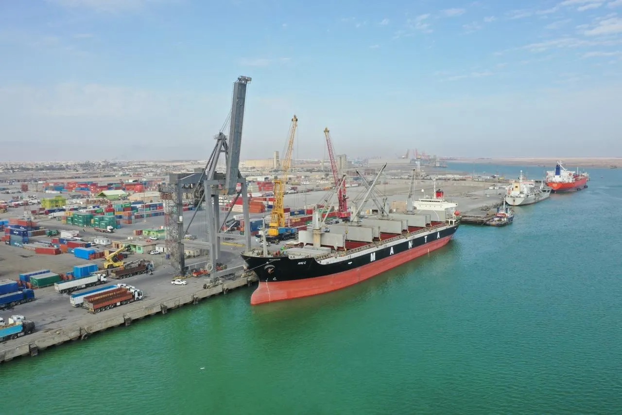 الموانئ العراقية توضح حقيقة استهداف ناقلة نفط: الحادث خارج نطاق الموانئ والعمليات مستمرة دون توقف