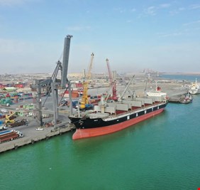 الموانئ العراقية توضح حقيقة استهداف ناقلة نفط: الحادث خارج نطاق الموانئ والعمليات مستمرة دون توقف
