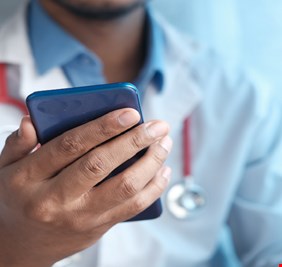 الهواتف المحمولة والسرطان.. ماذا تقول أحدث الأدلة العلمية؟