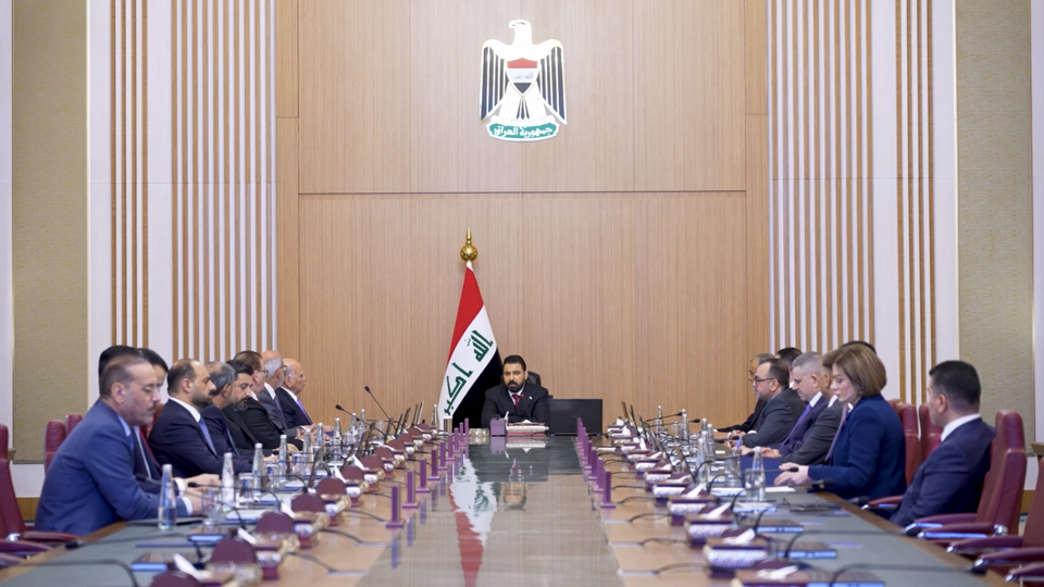 الحكومة تتجه إلى قانون مؤقت للاقتراض والمنح لضمان الرواتب والإنفاق الأساسي