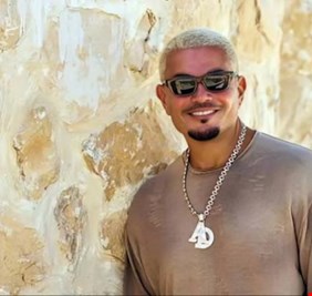 مفاجأة مؤلف ألبوم عمرو دياب الجديد.. لماذا يخفي «رزام» هويته؟