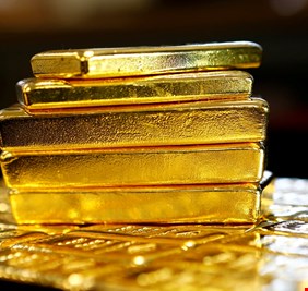 الذهب يتراجع بشكل طفيف ويتجه لتحقيق مكسب شهري بنحو 2 بالمائة