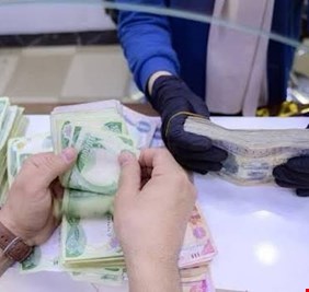 الحكومة تتجه لاقتراض 10 تريليونات دينار لتأمين الرواتب.. خبير يحذر من اتساع الأزمة المالية