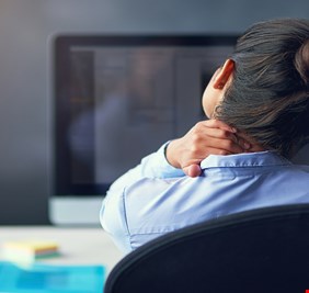 طبيب أعصاب يحدد مخاطر حركة الرقبة المفاجئة على الأوعية الدموية