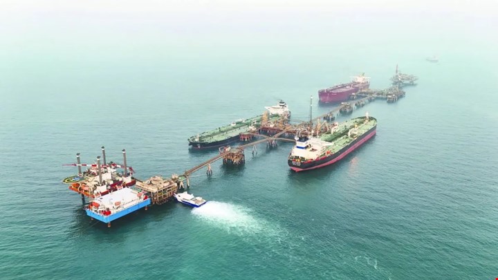 وزارة النفط: عبور ناقلات الخام عبر هرمز مسؤولية المشترين وتحسن تدريجي في الصادرات