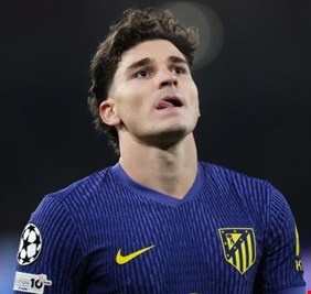 مسؤول برشلونة في مدريد.. هل اقترب حسم صفقة جوليان ألفاريز؟