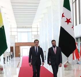 هل  وجه الجولاني رسائل إلى بغداد عبر استقبال بارزاني؟