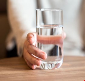 ماذا يحدث لجسمك عند شرب الماء على معدة خاوية؟
