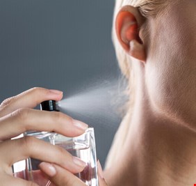 هل رش العطر على الرقبة يوميا يسبب السرطان والعقم حقا؟