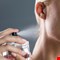 هل رش العطر على الرقبة يوميا يسبب السرطان والعقم حقا؟