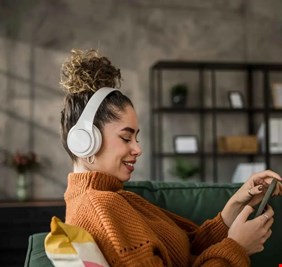 تضعها قرب رأسك يومياً.. هل تسبب سماعات الأذن السرطان؟