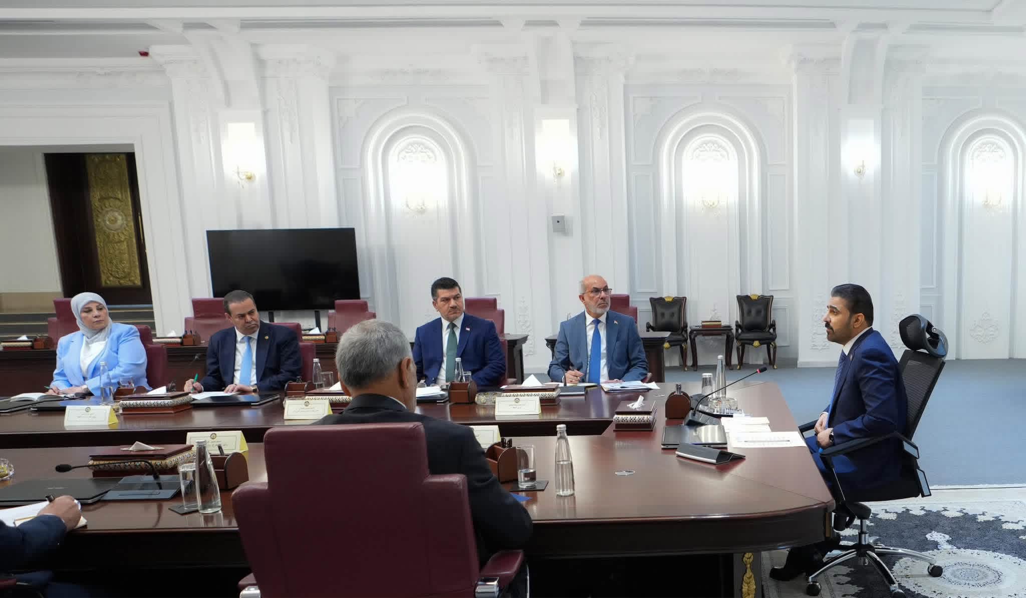 الزيدي يوجه بعمل الشركات النفطية على مدار الساعة وتوسيع المنافذ البديلة لمواجهة أزمة هرمز