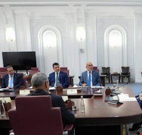 الزيدي يوجه بعمل الشركات النفطية على مدار الساعة وتوسيع المنافذ البديلة لمواجهة أزمة هرمز