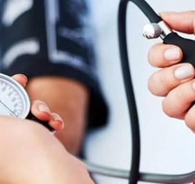 5 عادات يومية قد ترفع ضغط دمك دون أن تشعر