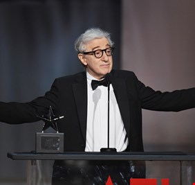 بعمر 90 عامًا.. وودي آلن يواصل مسيرته السينمائية بفيلم جديد