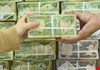 7.4 تريليونات دينار شهرياً.. رواتب الموظفين والرعاية الاجتماعية تستنزف الإنفاق العراقي