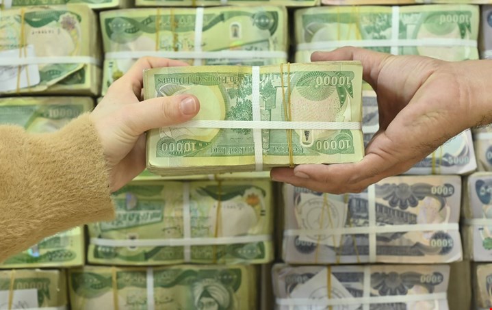 7.4 تريليونات دينار شهرياً.. رواتب الموظفين والرعاية الاجتماعية تستنزف الإنفاق العراقي