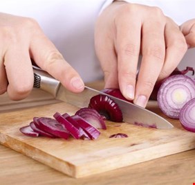 ليس مجرد نكهة.. ماذا يحدث لجسمك عند تناول البصل؟