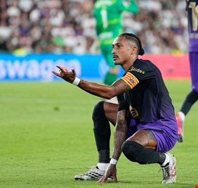 رافينيا ينتزع جائزة لاعب الشهر بالدوري الإسباني من نجم ريال مدريد