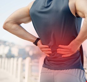 بعيدا عن الأدوية.. حزام مرن قد يخفف آلام أسفل الظهر