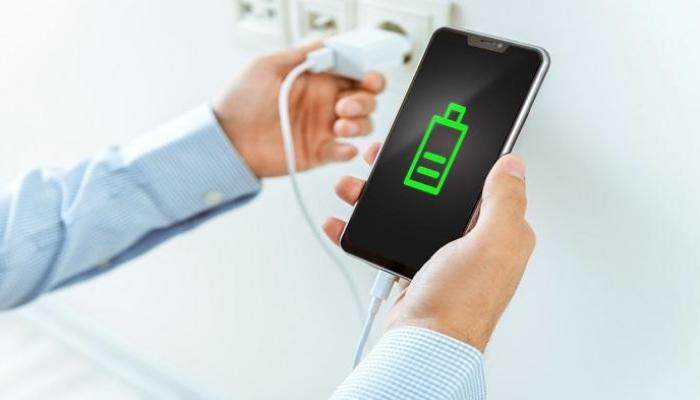 هل شحن الهاتف حتى 100 بالمئة يضر البطارية؟.. الحقيقة الكاملة