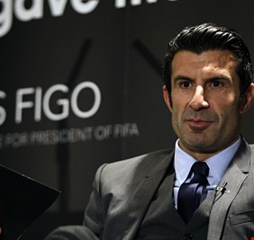 بسبب فيغو.. برشلونة يغلق بابه أمام عقد رعاية