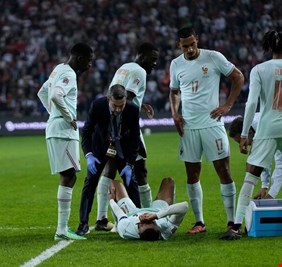 طبيب حذر قبل أيام.. هل الحذاء سبب إصابة مبابي؟