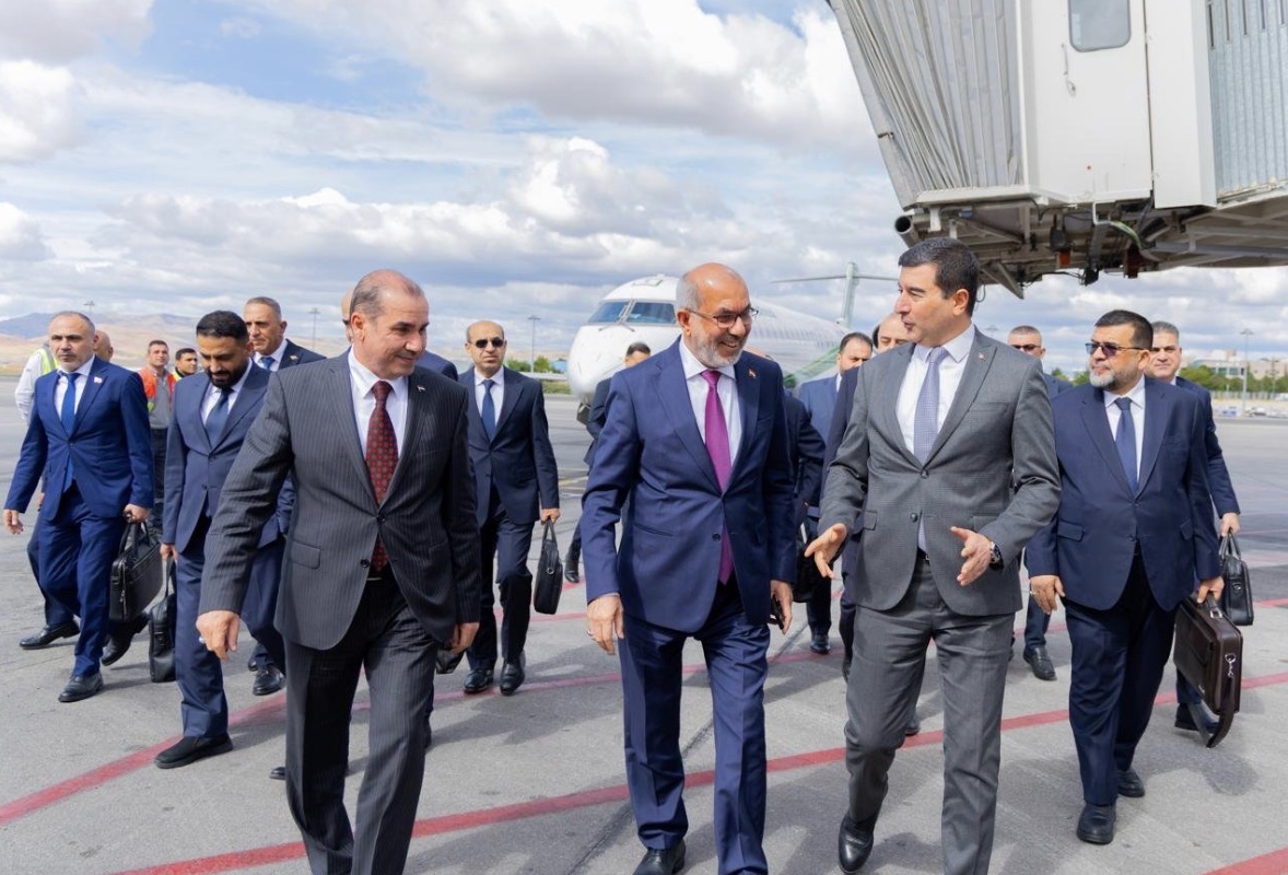 وزير النفط يصل أنقرة لبحث تطوير التعاون في النفط والغاز والطاقة
