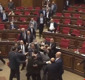 ثلاث مشاجرات جماعية بين النواب تحول البرلمان الأرميني إلى ساحة قتال