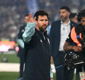 دموع ميسي تتصدر المشهد في ليلة الوداع