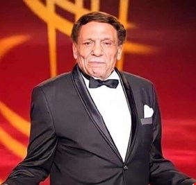 صورة للفنان المصري عادل إمام داخل سيارة يلوح بيده.. ما الحقيقة؟