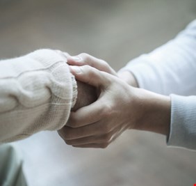 مفاجأة علمية: مساعدة الآخرين تجعل الدماغ أكثر شبابا