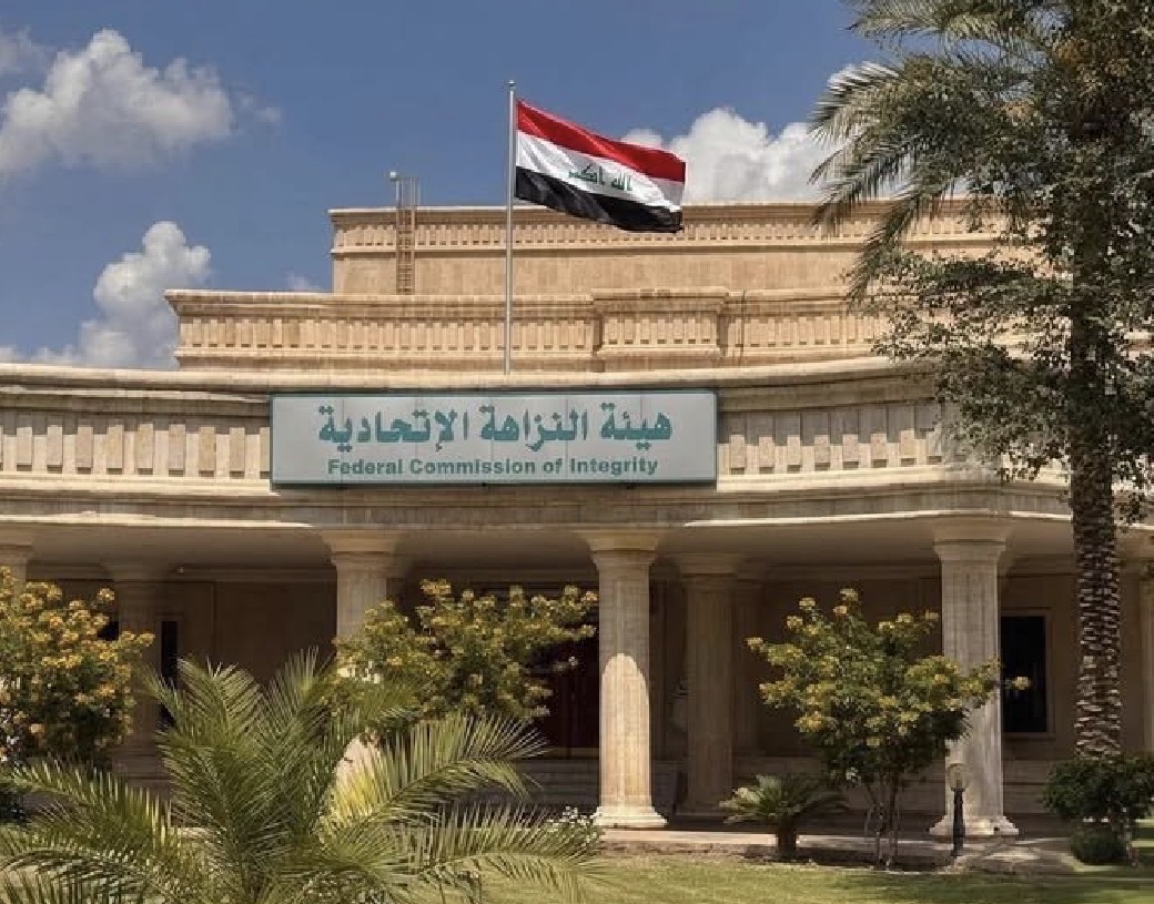 النزاهة تضبط ثلاثة موظفين أوهموا مواطناً بغرامة مالية لابتزازه والحصول على رشوة